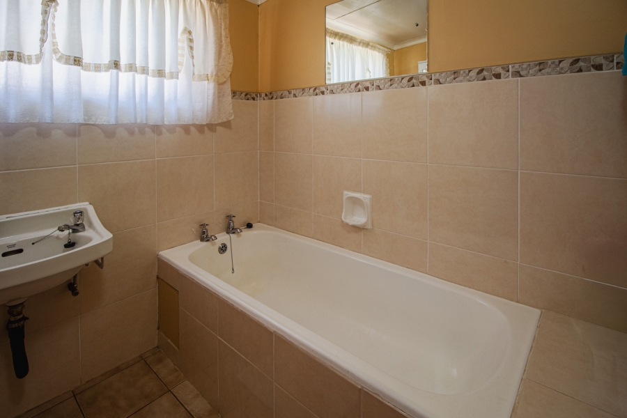 4 Bedroom Property for Sale in Lemoendraai Northern Cape